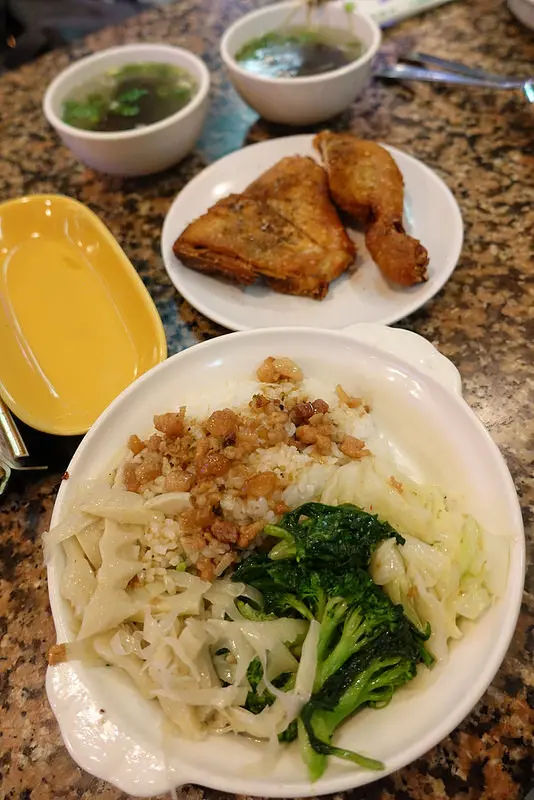 (胖樺食記)台北車站人氣便當店「東一排骨總店」/西門町美食/大舞廳俱樂部改建而成/雞腿便當