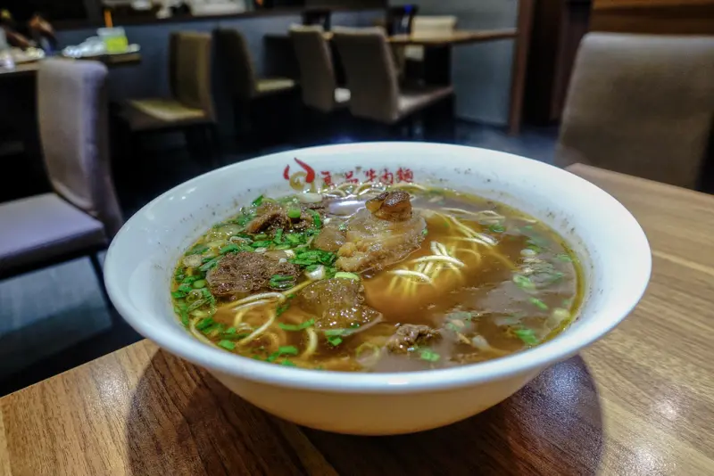 『魔王食記』台北中正 飄香40年的美味 良品牛肉麵 台北車站牛肉麵 餐點豐富 不吃牛肉還有排骨雞腿任君選擇『內文有店家資訊』