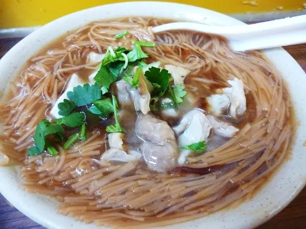 每到用餐時間,總是很難擠進去---台北許昌街上的阿泉麵線              