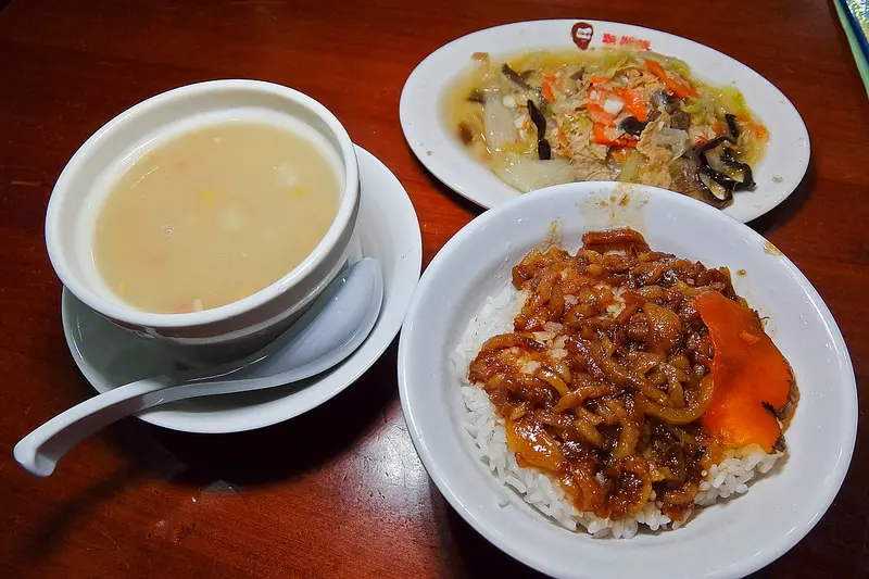 這樣吃160 , 你覺得划算嗎? 鬍鬚張魯肉飯(忠孝新生店)