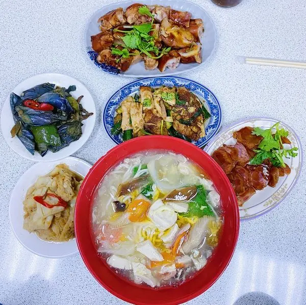 [台北小吃]文山木柵站「三老村」眷村小菜選擇豐富又特別～虎掌燒雞醬肉/平價小菜道道美味想吃/料多到覺得老闆很佛心/附菜單