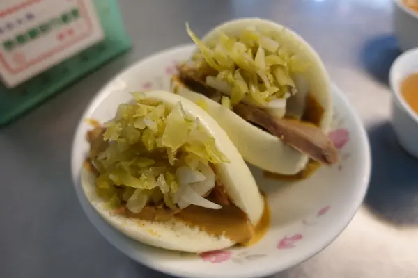 (胖樺食記)台南中西區銅板小吃「阿松割包」及「富盛號碗粿」，國華街永樂市場必吃美食/豬舌割包/平價/高CP值