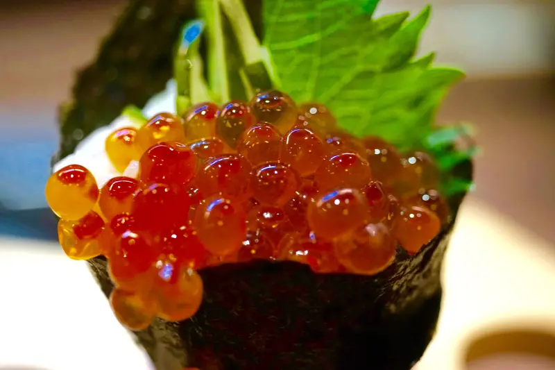 台北日式》松町和風小舖 老闆鮭魚卵爆滿要掉出來了！超人氣招牌毛毛蟲壽司