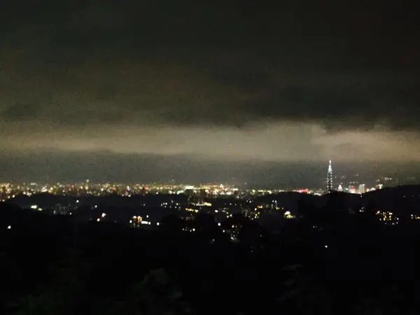 *台北貓空*「龍門客棧」泡茶聚餐約會看夜景的景觀餐廳。茶葉炒飯+茶油麵線充滿茶葉香氣，好美味呀~~~