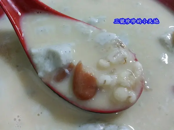 木柵。磨豆花棧。你一定沒吃過的純手工芝麻豆花。配上豆漿湯底一整個絕配呀！