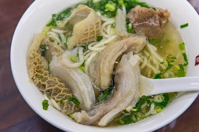 【台北捷運美食】【台北101/世貿站站美食】米其林推薦.四十年老店穆記牛肉麵.麵好湯好厚切牛雜極品清燉牛雜麵