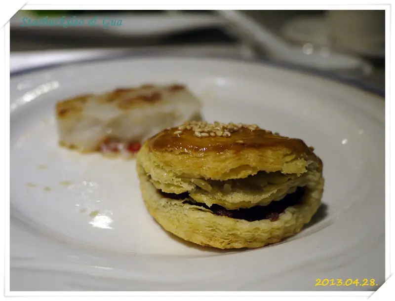 [台北。信義]吉品海鮮餐廳。高檔海鮮餐廳中的平價港式飲茶（推叉燒酥＋流沙包）