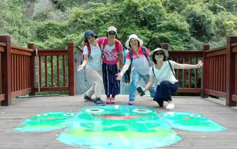 新竹˙尖石[青蛙石天空步道] 近觀飛瀑、巨石、玻璃天空步道、大自然的鬼斧神工