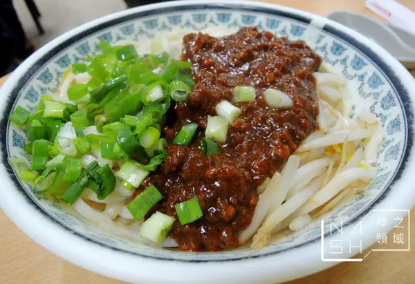 [捷運市政府美食] Nash 吃 小樂天餃子館 炸醬麵比水餃好吃唷