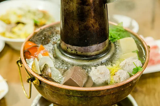 【台北捷運美食】【永春站美食】二訪無敵水餃-酸菜白肉鍋篇.搶鍋麵依舊無敵.炸水餃