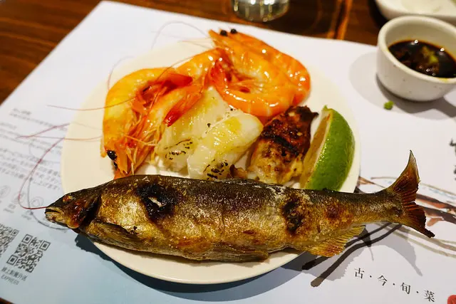 (胖樺食記)捷運市政府站推薦必吃美食「欣葉日式料理」/信義新天地A8 5F/台北吃到飽/比目魚鰭邊/紅白梅啤酒隨便喝/烤牛肉燻鮭魚/N訪