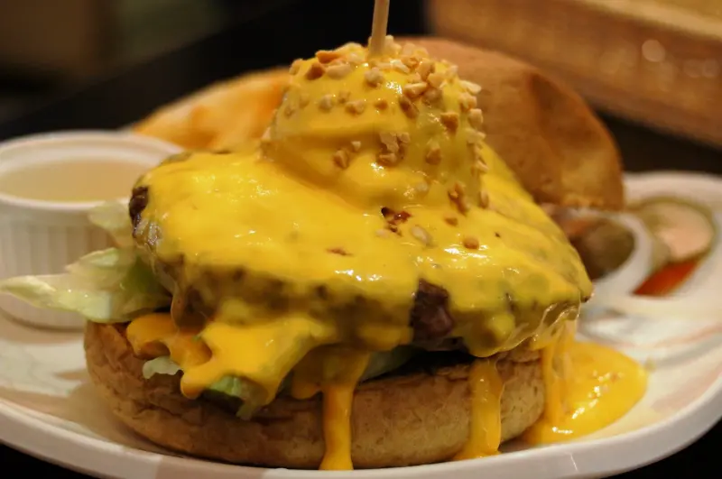 台北美食推薦-信義區超大份融岩花生牛肉堡＂25號廚房＂＜近後山埤站捷運站＞