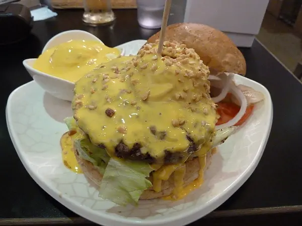 [台北 五分埔]25號廚房 大口吃漢堡，享受吮指美味