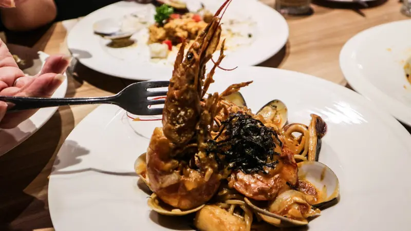 (市府捷運站)市府站義大利麵推薦-麵工坊市府店/份量十足海味濃郁,適合多人聚餐