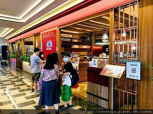 瓦城-台北新光三越信義店/泰式料理很美味/科技喚人鈴先進又實用/服務人員親切又勤快/泰風裝潢漂亮又時尚/