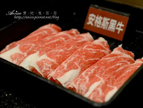 馬辣頂級麻辣鴛鴦火鍋(信義旗鑑店)，比忠孝店好吃很多ㄟ！