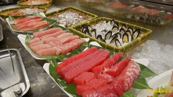 【台北 東區/國父記念館】【立德Café 83餐廳】高CP值，500元吃到飽，現切牛排、火腿、海鮮吃不停(價位)        
      