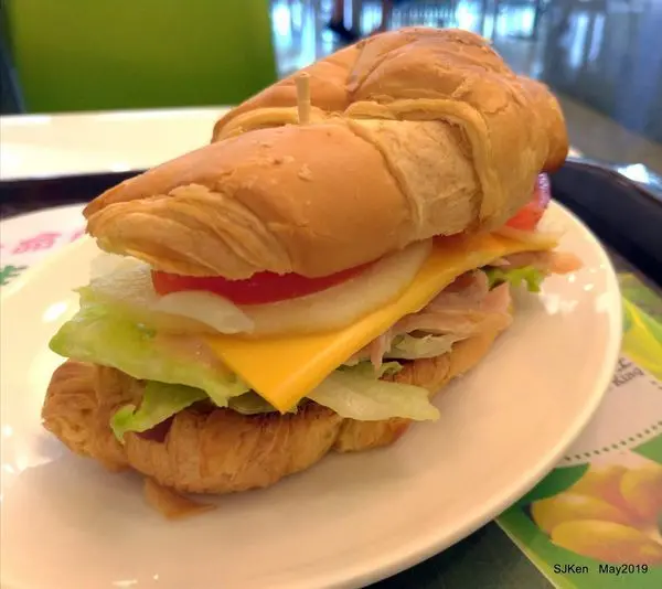 (台北捷運板南線市政府站周邊美食)「台北牛乳大王市政府店」---鮮嫩多汁的「嫩雞可頌/潛艇堡套餐」，餐點美味又飽足! 