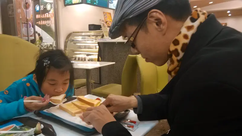 我總是喝杯木瓜牛奶， 木瓜牛乳相當濃稠，顏色很自然，