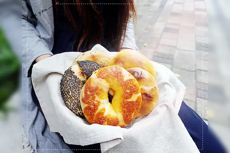 哈肯舖麵包。初榨橄欖油貝果。台北貝果。宅配貝果。原來貝果也可以這麼的不一樣，八種創意口味一天一顆剛剛好