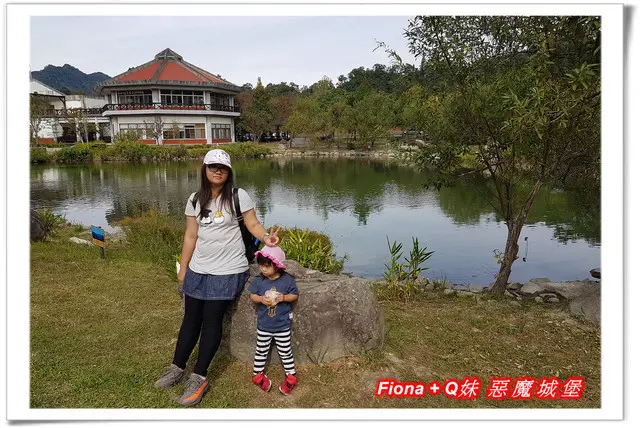 【苗栗一日遊】苗栗泰雅文物館+汶水老街+雪霸汶水遊客中心+客家圓樓+童趣公園，高山上溫泉泡腳、欣賞美麗湖景、體驗客家風情與帶孩子出遊一定要有的好玩溜滑梯，挺知性的親子遊 !