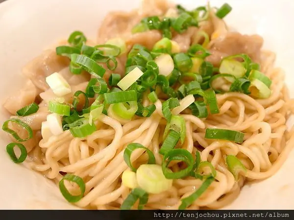 花花，甲飽沒【台北食記】宜品福州乾拌麵 老闆歡迎客人「加油添醋」！東區216巷美食小吃推薦