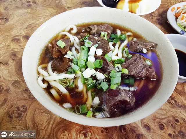 【台北萬華】富宏牛肉麵 | 好評推薦 24小時平價人氣宵夜美食 小碗肉多份量大 一碗麵送一杯飲料 
