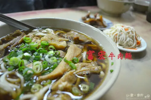 【台北。食記】西門/北門平價大碗牛肉麵。湯頭清淡/牛油自助加/環境較髒亂 ─ 富宏牛肉麵