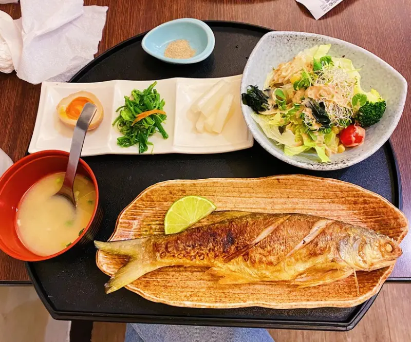 [台北日式]大安區信義安和站「丼飯店」定食套餐經濟實惠出餐快/無限湯品飲料喝飽飽/烤魚套餐色佳味美/附菜單