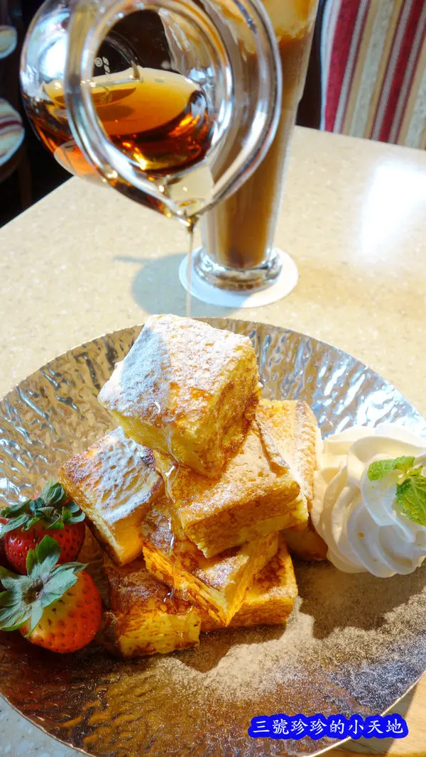 國父紀念館站。西雅圖極品咖啡。BARISTA premium 極品嚴焙。超好吃的草莓金磚甜心。還有讓人口水直流的舒芙蕾厚鬆餅。