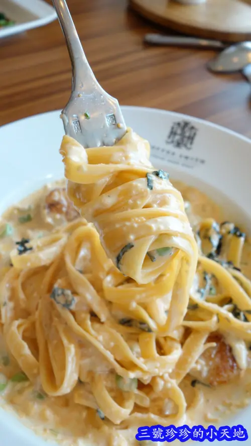 南京東路站。Coffee Smith。藍帶干貝明太子寬麵奶香味十足，配上明太子剝剝的口感，讓人一忍不住一口接一口。