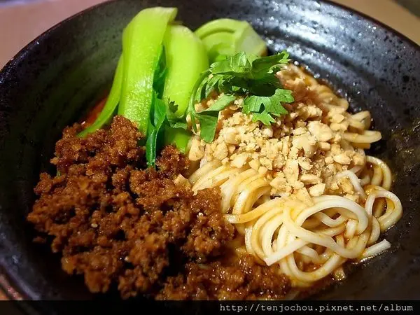 花花，甲飽沒【台北食記】麻醉坊 終於吃到永康街超人氣排隊名店 川味擔擔麵 酸辣麵 捷運東門站