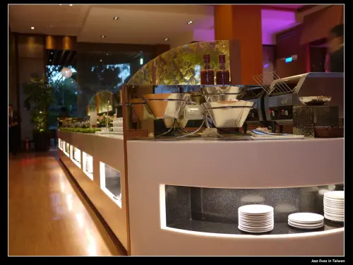 [美麗信花園酒店雨林餐廳]數十道晚餐中, 最讓我喜歡的是現切烤肋眼, 但最讓我驚艷的竟然是拉麵