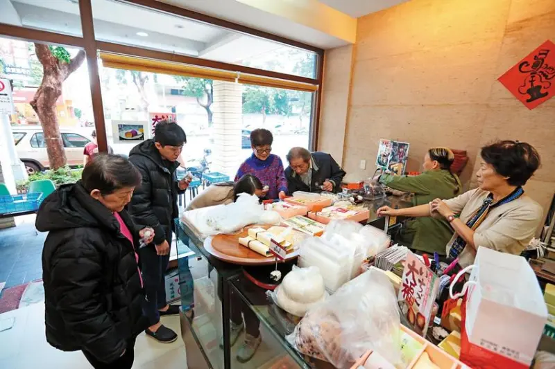 明月堂老闆說大口吃和菓子會被笑，要這樣吃才對