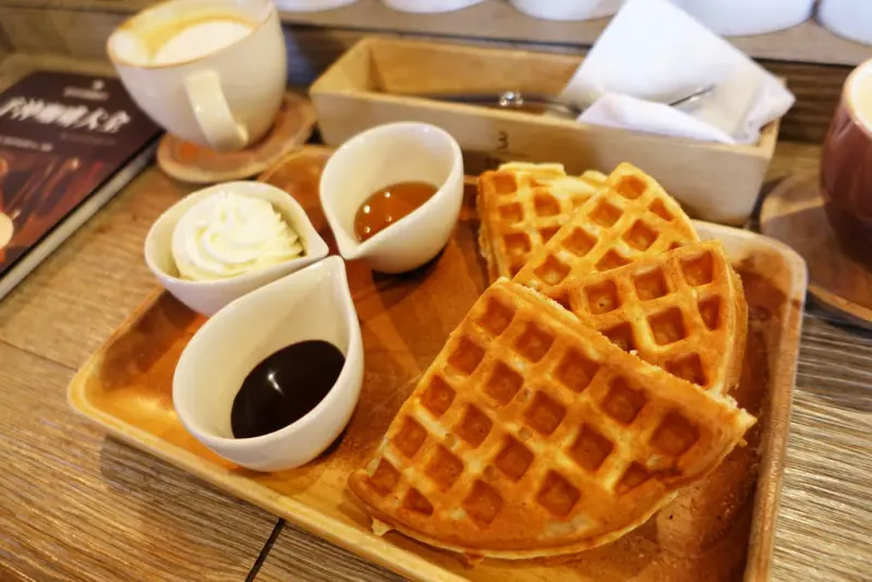 (胖樺食記)台北東區老宅內咖啡廳” Homeys café”/不限時不收服務費有wifi有插座/隱身民宅低調文青風/捷運忠孝敦化站下午茶/小酒館