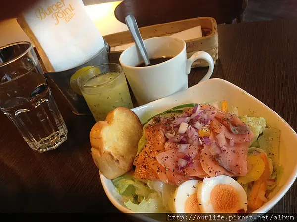 厚實軟嫩的煙燻鮭魚沙拉@Burger Joint 7分so