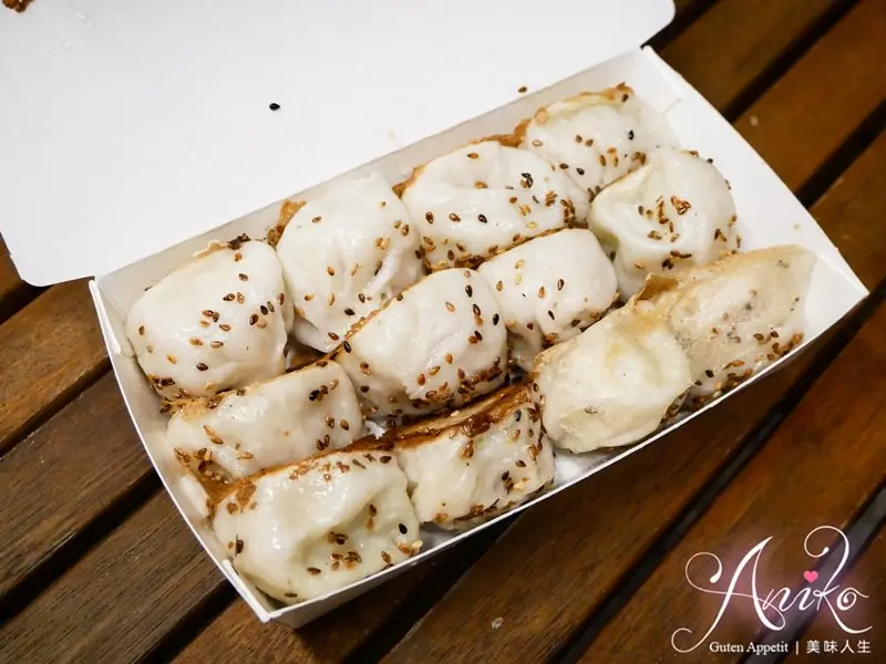 【台北美食】許記生煎包。30多年老字號！皮薄內餡好juicy～師大夜市必買排隊生煎包 - ANIKO 艾妮可美味人生