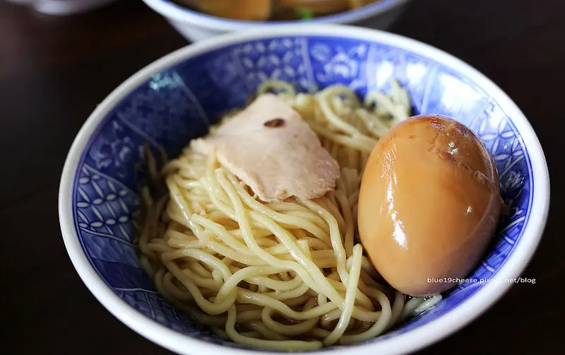 【南投埔里】胡國雄古早麵 - 切仔麵小菜雞絲麵.還有假日限定創意燒餃子.山城埔里六十年歷史傳統口味老店.先點餐結帳再候位.雨傘店附近.仁愛圓環旁