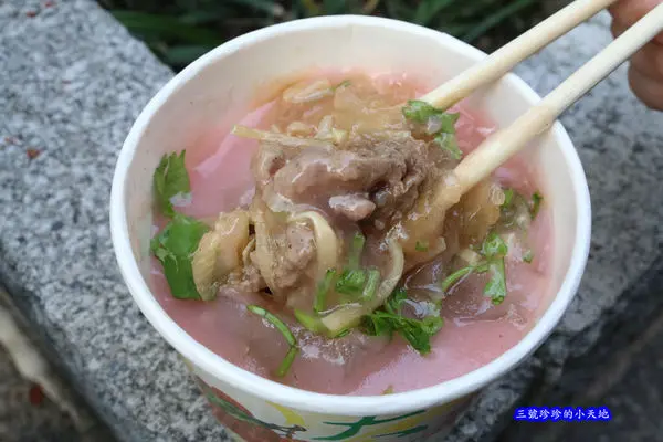 台北忠孝復興．安東街彰化肉圓．東區排隊人氣小吃．皮Ｑ肉大塊筍絲又多搭配特製辣椒超過癮．台北肉圓推薦