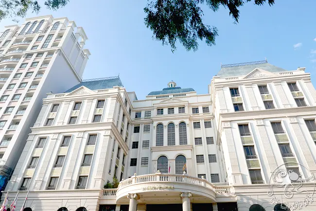 【苗栗/兆品酒店】唯一苗栗星級國際觀光飯店，備有三溫暖、游泳池、健身房，福美樂餐廳以新潮F1賽車送餐(兒童遊戲房)，連大閘蟹都拿來配菜。