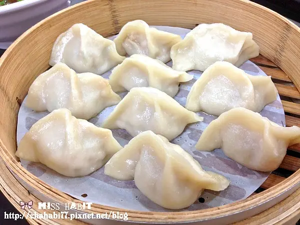 【東區美食】價格便宜吃好飽 。蒸餃和鍋貼好好吃  紫琳蒸餃館(頂好名店城B1)