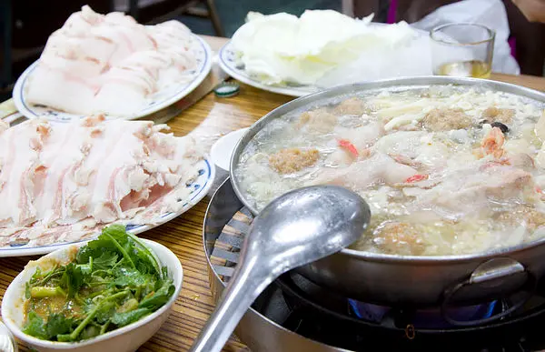 出乎意料的輕負擔 - 炎炎夏日的長白小館酸菜白肉鍋