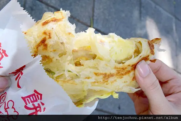 花花，甲飽沒【台北食記】天津蔥抓餅 永康街排隊必吃美食！捷運東門站便宜小吃推薦