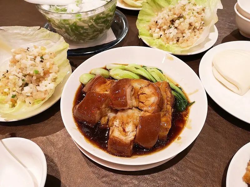 【台北合菜餐廳】溢香園(天母店)，東坡肉肥而不膩、肉質細嫩，搭配刈包一起吃超讚!(台北美食/士林美食/天母餐廳推薦)