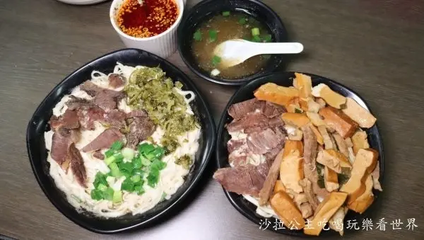 士林美食/陽明山文化大學人氣小吃『牛肉拌麵』多家媒體報導/隱藏版綜合麵/大骨湯免費喝到飽