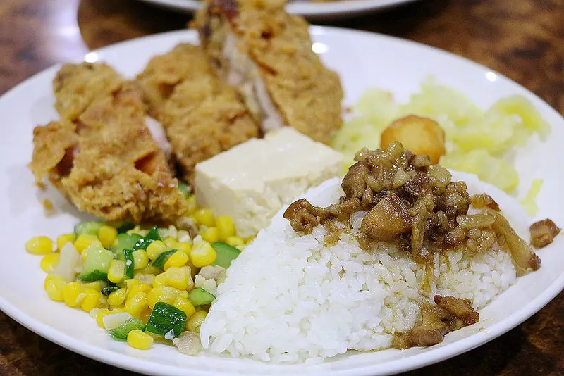 【羽諾食記】『食來運轉』❤士林夜市巷弄內俗擱大碗 高CP值簡餐❤免費加飯吃到飽/四種飲料免費暢飲