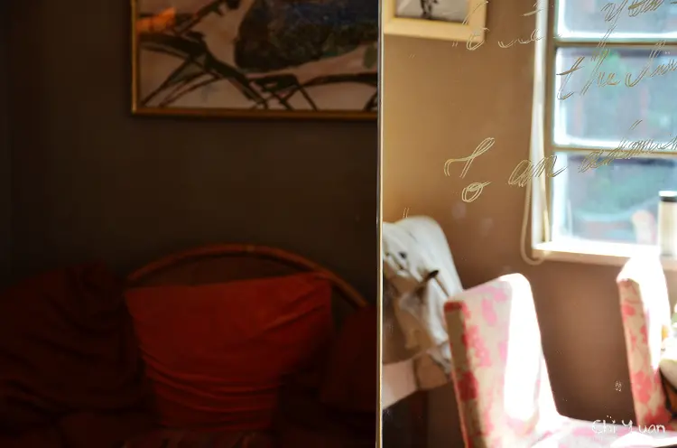 [台北]士林捷運站。Orange Café 看電車咖啡館，鏡面光影