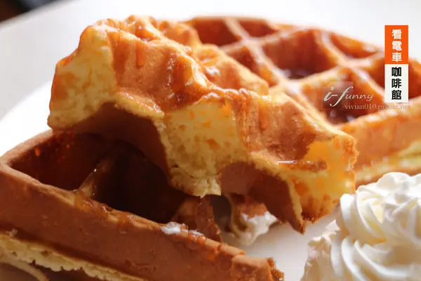 【士林站】Orange Café 看電車咖啡館~鬆餅.酸辣炸雞.下午茶.免費網路