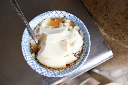 
台南永樂市場傳統小吃~修安扁擔豆花~
