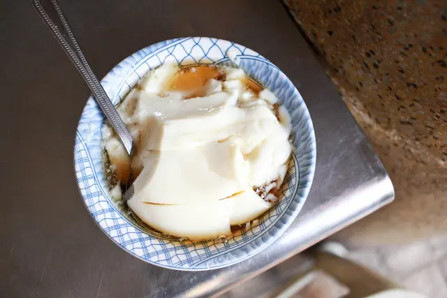 
台南永樂市場傳統小吃~修安扁擔豆花~
